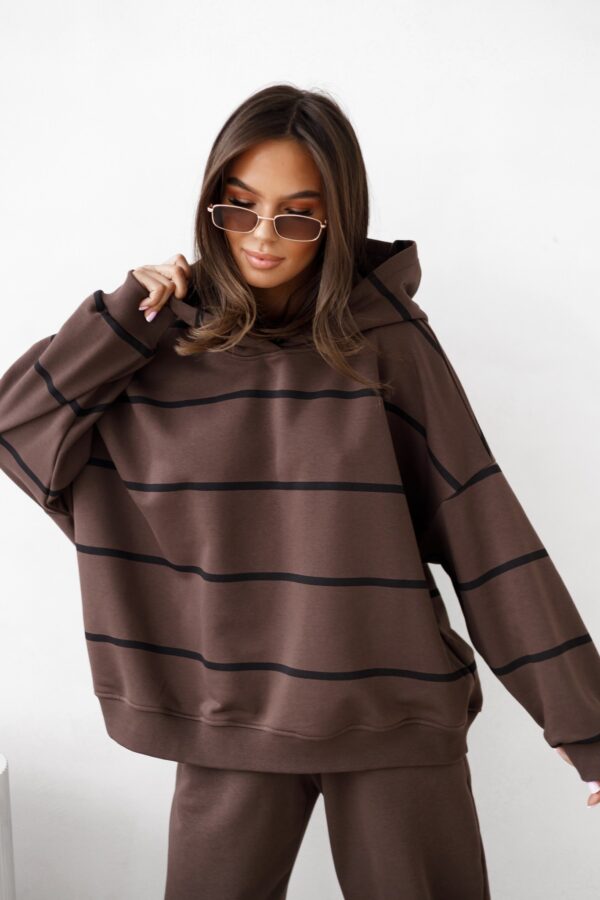 Nowoczesna długa bluza o kroju oversize ze świetnej bawełny. Piękny kolor bluzy idealnie pasuje do jesiennej aury. Idealna do joggerów, jeansów lub legginsów.