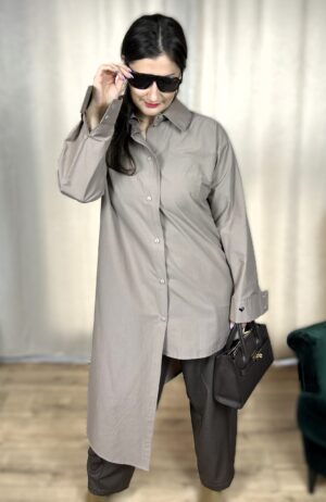 Zapinana na guziki na całej długości, z klasycznym kołnierzykiem i mankietami, idealnie sprawdzi się zarówno w casualowych, jak i bardziej wyrafinowanych stylizacjach. Noś ją na luzie lub z paskiem w talii – jako koszulową sukienkę, tunikę lub długą narzutkę.