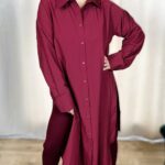Legginsy prążek Wygodne legginsy z elastycznego, prążkowanego materiału, który idealnie dopasowuje się do sylwetki. Miękkie i przyjemne w dotyku, świetnie sprawdzą się na co dzień, do sportowych i domowych stylizacji.