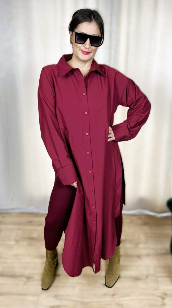 Legginsy prążek Wygodne legginsy z elastycznego, prążkowanego materiału, który idealnie dopasowuje się do sylwetki. Miękkie i przyjemne w dotyku, świetnie sprawdzą się na co dzień, do sportowych i domowych stylizacji.