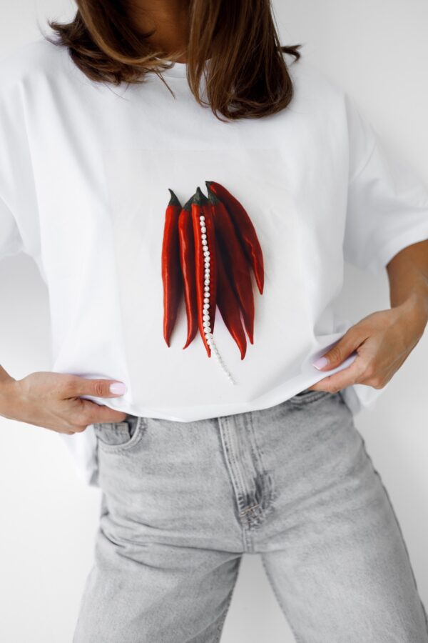 Luźny, wygodny T-shirt z pięknymi aplikacjami, z cudnej bawełny. Solidnie uszyty - polecany praktycznie do wszystkiego, to świetnia baza do kazdej stylizacji.