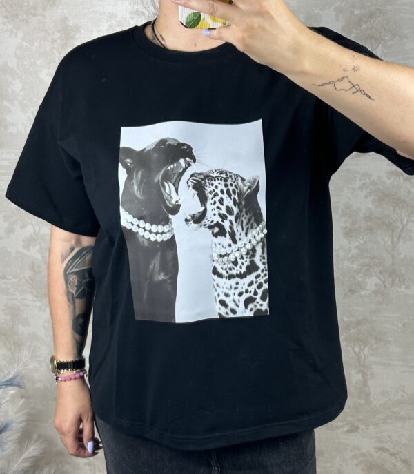 Luźny, wygodny T-shirt z pięknymi aplikacjami, z cudnej bawełny. Solidnie uszyty - polecany praktycznie do wszystkiego, to świetnia baza do kazdej stylizacji.