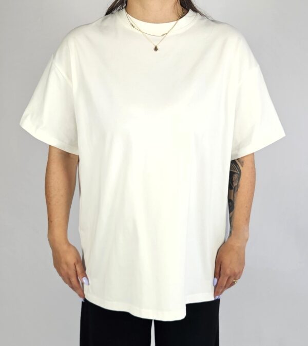 Luźny, wygodny, dłuższy T-shirt o oversize’owym kroju, uszyty z wysokiej jakości, miękkiej bawełny. Oddychający i przyjemny w noszeniu, doskonały do codziennych, swobodnych stylizacji.
