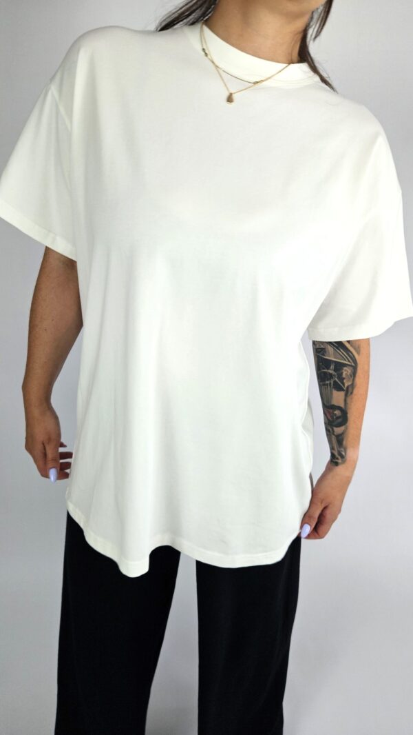 Luźny, wygodny, dłuższy T-shirt o oversize’owym kroju, uszyty z wysokiej jakości, miękkiej bawełny. Oddychający i przyjemny w noszeniu, doskonały do codziennych, swobodnych stylizacji.