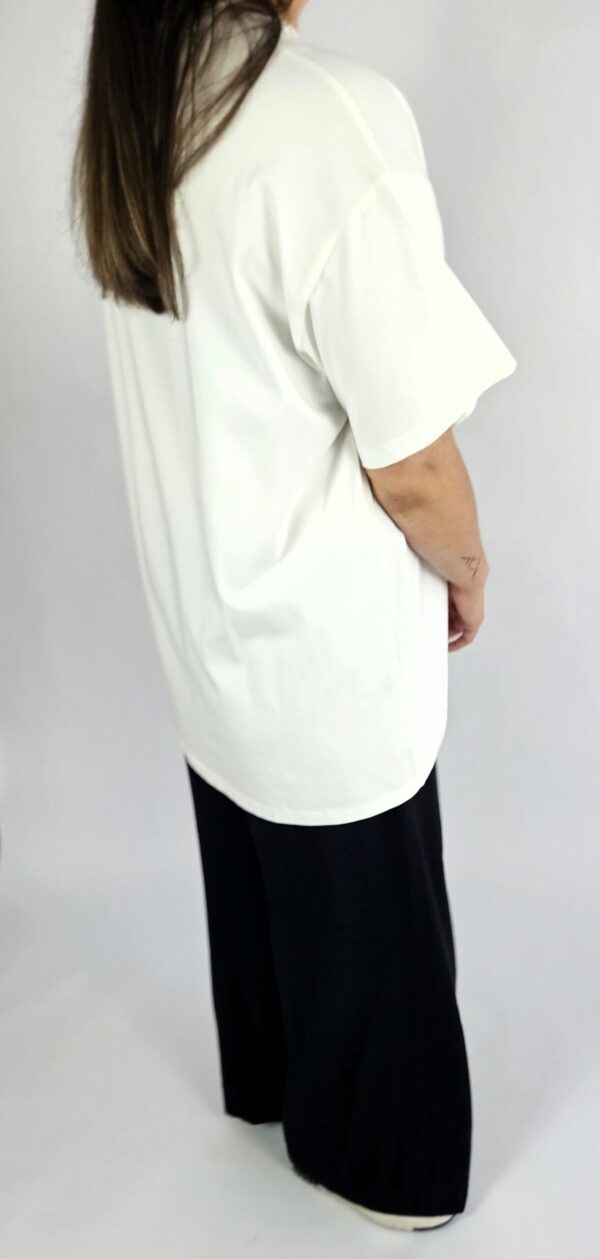 Luźny, wygodny, dłuższy T-shirt o oversize’owym kroju, uszyty z wysokiej jakości, miękkiej bawełny. Oddychający i przyjemny w noszeniu, doskonały do codziennych, swobodnych stylizacji.
