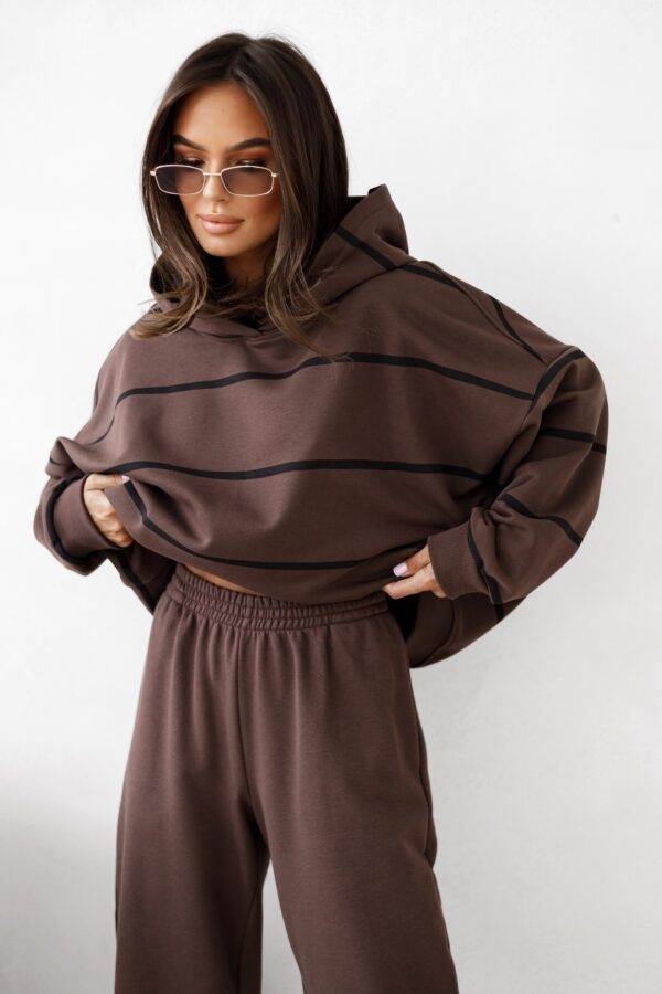 Ciepła i wygodna bluza o luźnym, oversize’owym kroju, w brązowe paski. Wyposażona w praktyczny kaptur i wykonana z miękkiej dzianiny, idealna na co dzień i do casualowych stylizacji.