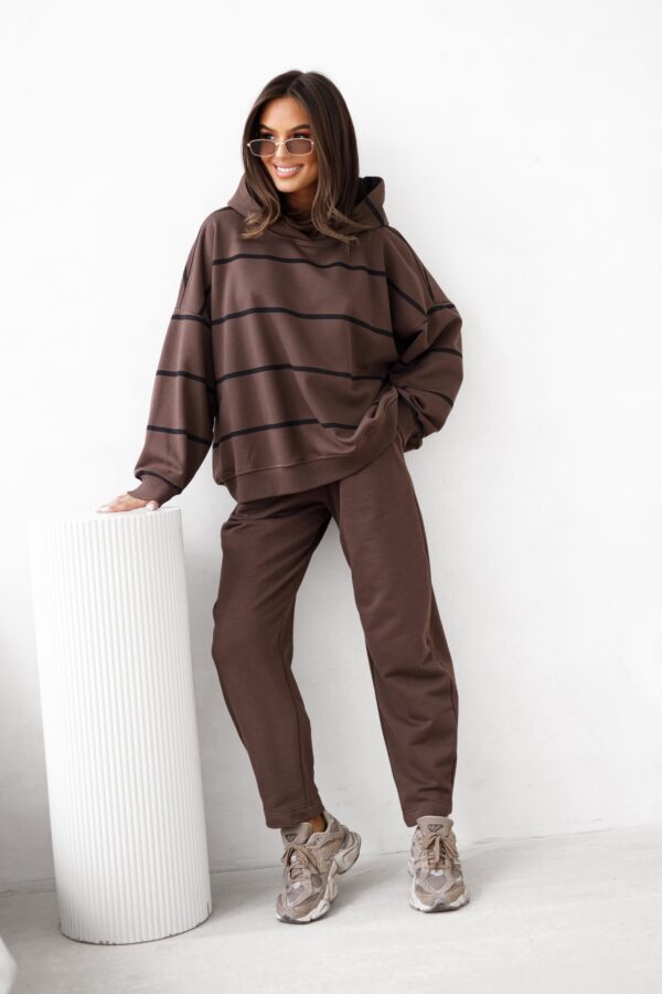 Ciepła i wygodna bluza o luźnym, oversize’owym kroju, w brązowe paski. Wyposażona w praktyczny kaptur i wykonana z miękkiej dzianiny, idealna na co dzień i do casualowych stylizacji.
