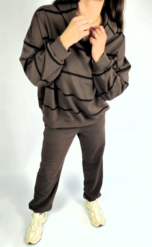 Nowoczesna długa bluza o kroju oversize ze świetnej bawełny. Piękny kolor bluzy idealnie pasuje do jesiennej aury. Idealna do joggerów, jeansów lub legginsów.