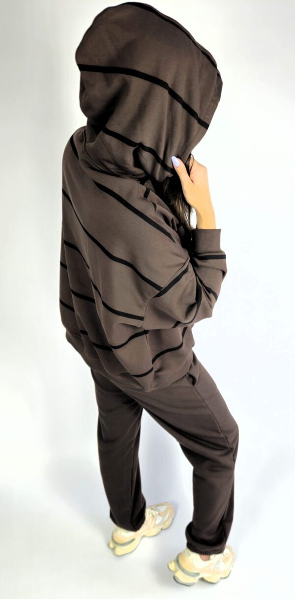 Nowoczesna długa bluza o kroju oversize ze świetnej bawełny. Piękny kolor bluzy idealnie pasuje do jesiennej aury. Idealna do joggerów, jeansów lub legginsów.