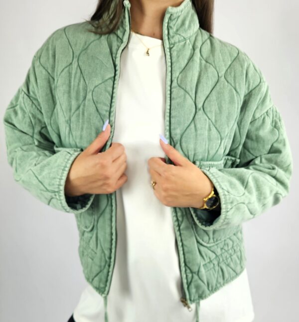 lekka kurtka z lekkim wypełnieniem zielona jesienna