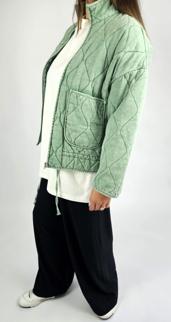 Kurtka pikowana, z lekkim wypełnieniem. Idealna na jesienne dni.