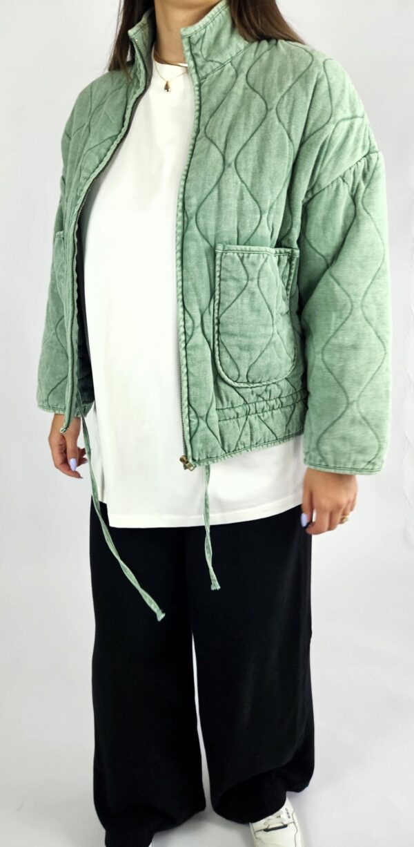 Kurtka pikowana, z lekkim wypełnieniem. Idealna na jesienne dni.