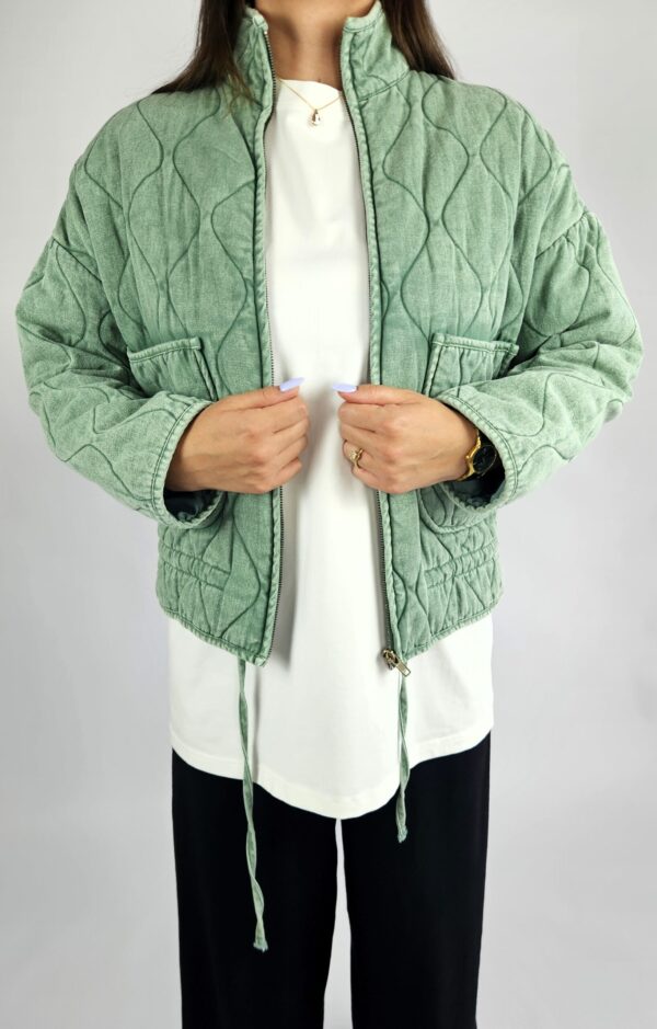 Kurtka pikowana, z lekkim wypełnieniem. Idealna na jesienne dni.