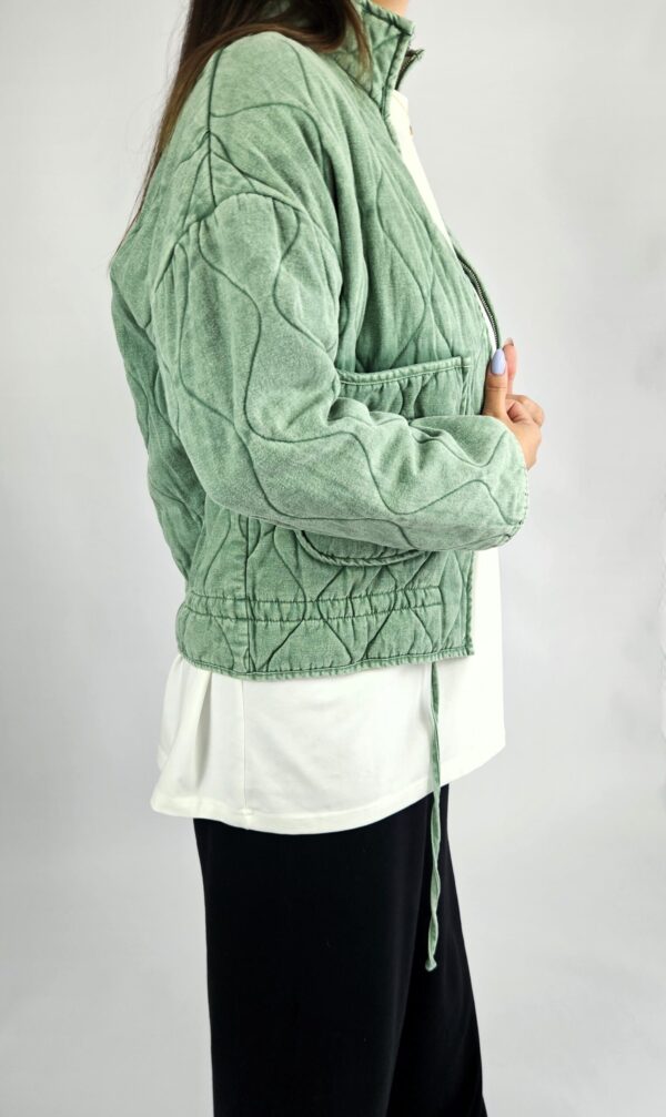 Kurtka pikowana, z lekkim wypełnieniem. Idealna na jesienne dni.