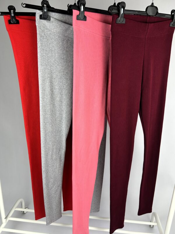 Legginsy prążek Wygodne legginsy z elastycznego, prążkowanego materiału, który idealnie dopasowuje się do sylwetki. Miękkie i przyjemne w dotyku, świetnie sprawdzą się na co dzień, do sportowych i domowych stylizacji.