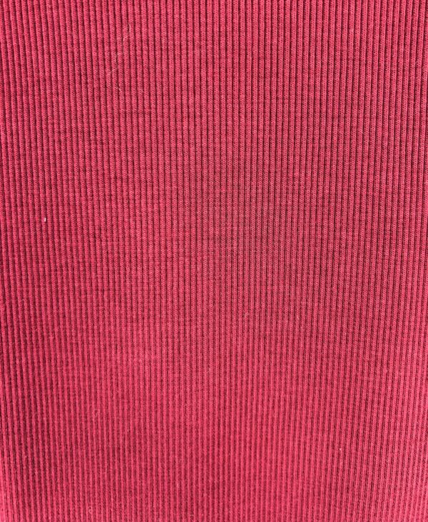 Legginsy prążek Wygodne legginsy z elastycznego, prążkowanego materiału, który idealnie dopasowuje się do sylwetki. Miękkie i przyjemne w dotyku, świetnie sprawdzą się na co dzień, do sportowych i domowych stylizacji.