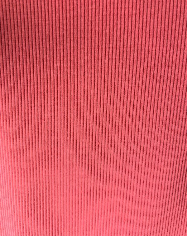 Legginsy prążek Wygodne legginsy z elastycznego, prążkowanego materiału, który idealnie dopasowuje się do sylwetki. Miękkie i przyjemne w dotyku, świetnie sprawdzą się na co dzień, do sportowych i domowych stylizacji.