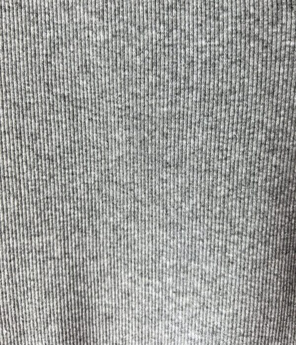 Legginsy prążek Wygodne legginsy z elastycznego, prążkowanego materiału, który idealnie dopasowuje się do sylwetki. Miękkie i przyjemne w dotyku, świetnie sprawdzą się na co dzień, do sportowych i domowych stylizacji.