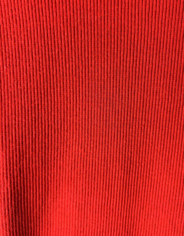 Legginsy prążek Wygodne legginsy z elastycznego, prążkowanego materiału, który idealnie dopasowuje się do sylwetki. Miękkie i przyjemne w dotyku, świetnie sprawdzą się na co dzień, do sportowych i domowych stylizacji.