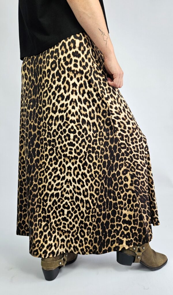 Stylowa, długa spódnica w modny wzór panterki z wiskozą, uszyta z elastycznego materiału. Lekka i wygodna, idealna zarówno na co dzień, jak i na wieczorne wyjścia.