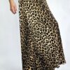 Stylowa, długa spódnica w modny wzór panterki z wiskozą, uszyta z elastycznego materiału. Lekka i wygodna, idealna zarówno na co dzień, jak i na wieczorne wyjścia.