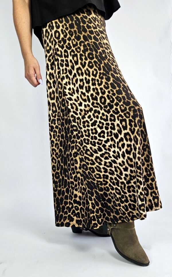 Stylowa, długa spódnica w modny wzór panterki z wiskozą, uszyta z elastycznego materiału. Lekka i wygodna, idealna zarówno na co dzień, jak i na wieczorne wyjścia.