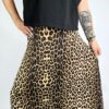 Stylowa, długa spódnica w modny wzór panterki z wiskozą, uszyta z elastycznego materiału. Lekka i wygodna, idealna zarówno na co dzień, jak i na wieczorne wyjścia.