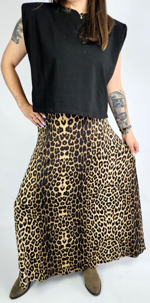 Stylowa, długa spódnica w modny wzór panterki z wiskozą, uszyta z elastycznego materiału. Lekka i wygodna, idealna zarówno na co dzień, jak i na wieczorne wyjścia.