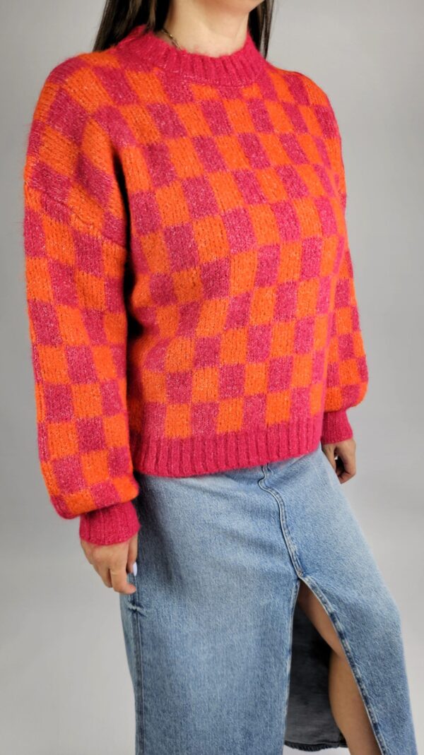 Sweter oversize box Ciepły, miękki sweter w energetycznych odcieniach pomarańczu i różu. Luźny, oversize’owy krój zapewnia swobodę ruchów, a domieszka wełny dodaje mu przytulnego ciepła i komfortu w chłodniejsze dni. Idealny do casualowych, jesienno-zimowych stylizacji
