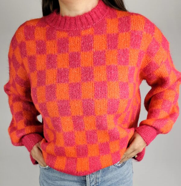 Sweter oversize box Ciepły, miękki sweter w energetycznych odcieniach pomarańczu i różu. Luźny, oversize’owy krój zapewnia swobodę ruchów, a domieszka wełny dodaje mu przytulnego ciepła i komfortu w chłodniejsze dni. Idealny do casualowych, jesienno-zimowych stylizacji