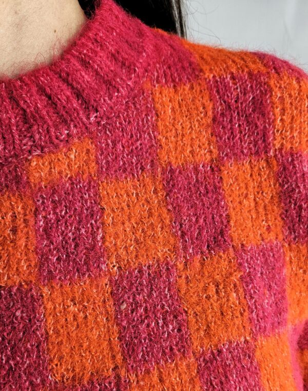 Sweter oversize box Ciepły, miękki sweter w energetycznych odcieniach pomarańczu i różu. Luźny, oversize’owy krój zapewnia swobodę ruchów, a domieszka wełny dodaje mu przytulnego ciepła i komfortu w chłodniejsze dni. Idealny do casualowych, jesienno-zimowych stylizacji