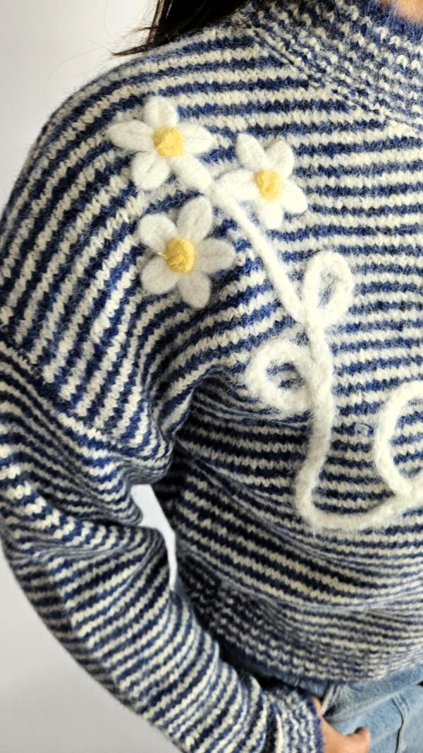 Uroczy, miękki sweter w różnych kolorach. Wykonany z przyjemnej dzianiny z dodatkiem wełny, która zapewnia ciepło i komfort noszenia. Idealny na chłodne dni.