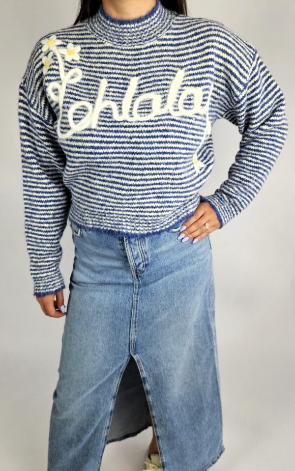 Uroczy, miękki sweter w różnych kolorach. Wykonany z przyjemnej dzianiny z dodatkiem wełny, która zapewnia ciepło i komfort noszenia. Idealny na chłodne dni.