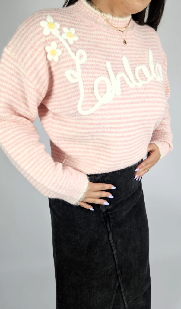 Uroczy, miękki sweter w różnych kolorach. Wykonany z przyjemnej dzianiny z dodatkiem wełny, która zapewnia ciepło i komfort noszenia. Idealny na chłodne dni.