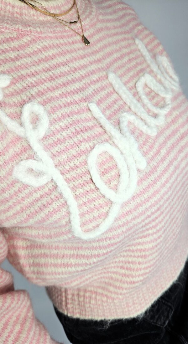 Uroczy, miękki sweter w różnych kolorach. Wykonany z przyjemnej dzianiny z dodatkiem wełny, która zapewnia ciepło i komfort noszenia. Idealny na chłodne dni.