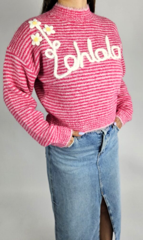 Uroczy, miękki sweter w różnych kolorach. Wykonany z przyjemnej dzianiny z dodatkiem wełny, która zapewnia ciepło i komfort noszenia. Idealny na chłodne dni.