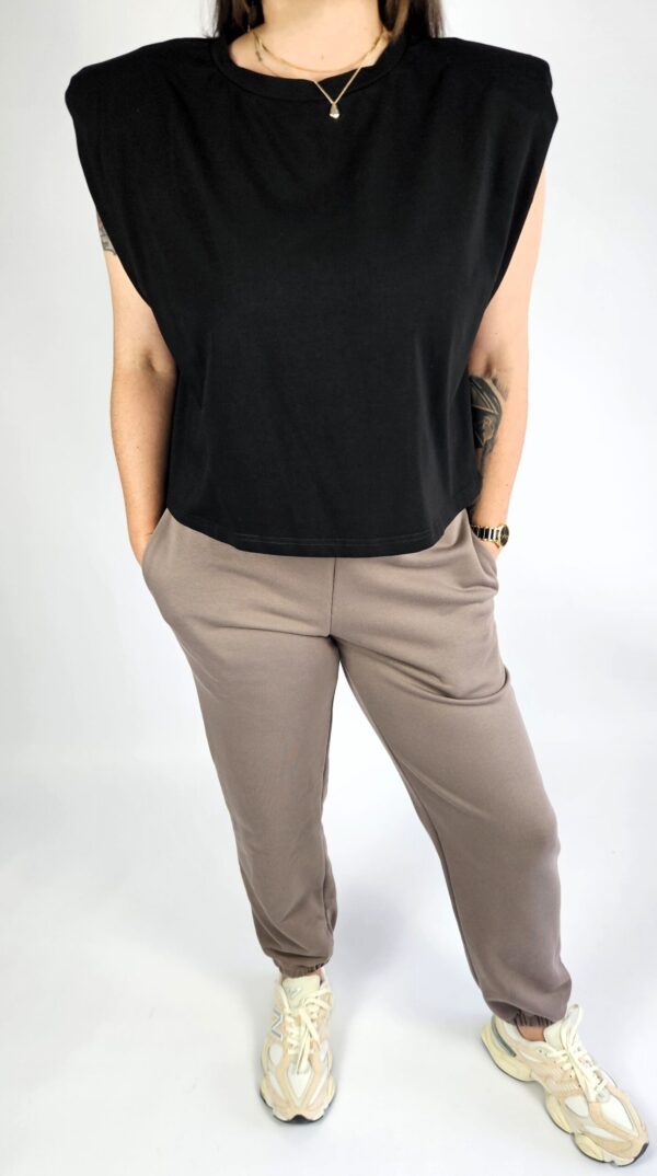 T-shirt padded oversize Luźny, wygodny T-shirt o oversize’owym kroju, z doszytymi poduszkami, z wysokiej jakości, miękkiej bawełny. Oddychający i przyjemny w noszeniu, doskonały do codziennych, swobodnych stylizacji.