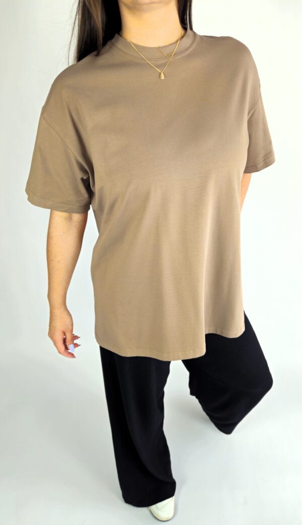 T-shirt oversize Luźny, wygodny, dłuższy T-shirt o oversize’owym kroju, uszyty z wysokiej jakości, miękkiej bawełny. Oddychający i przyjemny w noszeniu, doskonały do codziennych, swobodnych stylizacji.