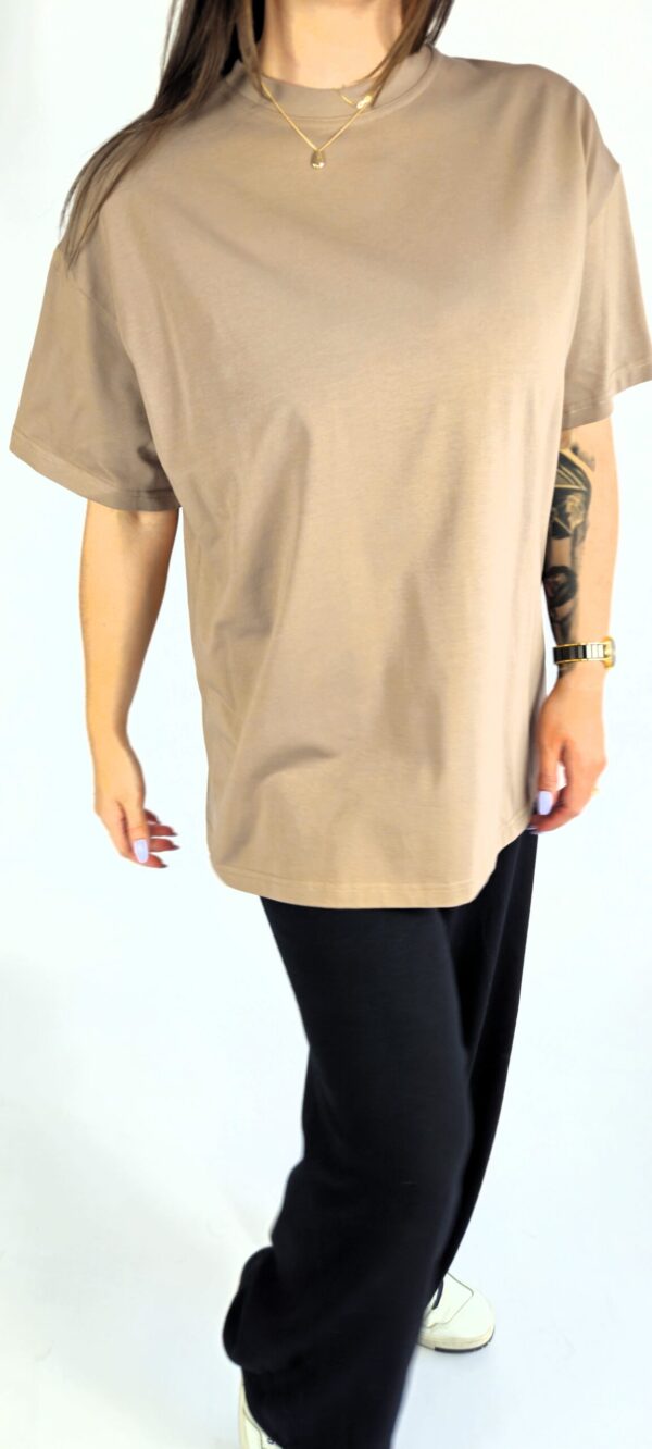 T-shirt oversize Luźny, wygodny, dłuższy T-shirt o oversize’owym kroju, uszyty z wysokiej jakości, miękkiej bawełny. Oddychający i przyjemny w noszeniu, doskonały do codziennych, swobodnych stylizacji.