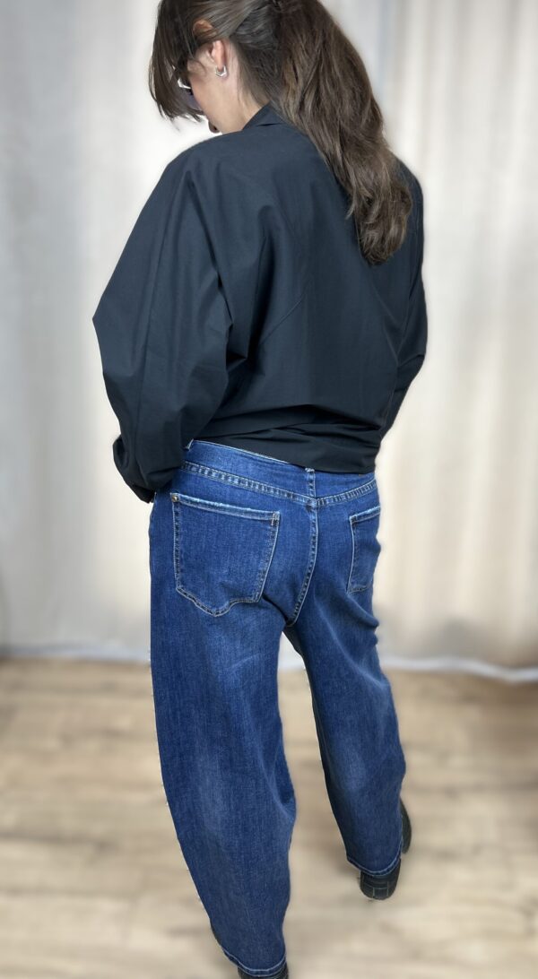 Stylowa, krótka koszula zapinana na guziki, z długim rękawem zakończonym mankietem. Na piersi dwie kieszenie z klapami, z których jedna ozdobiona jest subtelnym, wyszywanym serduszkiem. Idealna do nowoczesnych, codziennych i lekko romantycznych stylizacji.